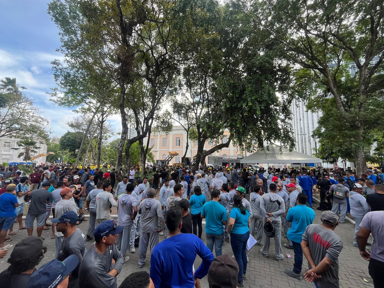 Trabalhadores da construção civil reunidos